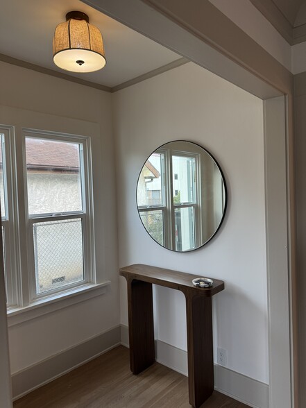 Building Photo - 1121 N Heliotrope Dr