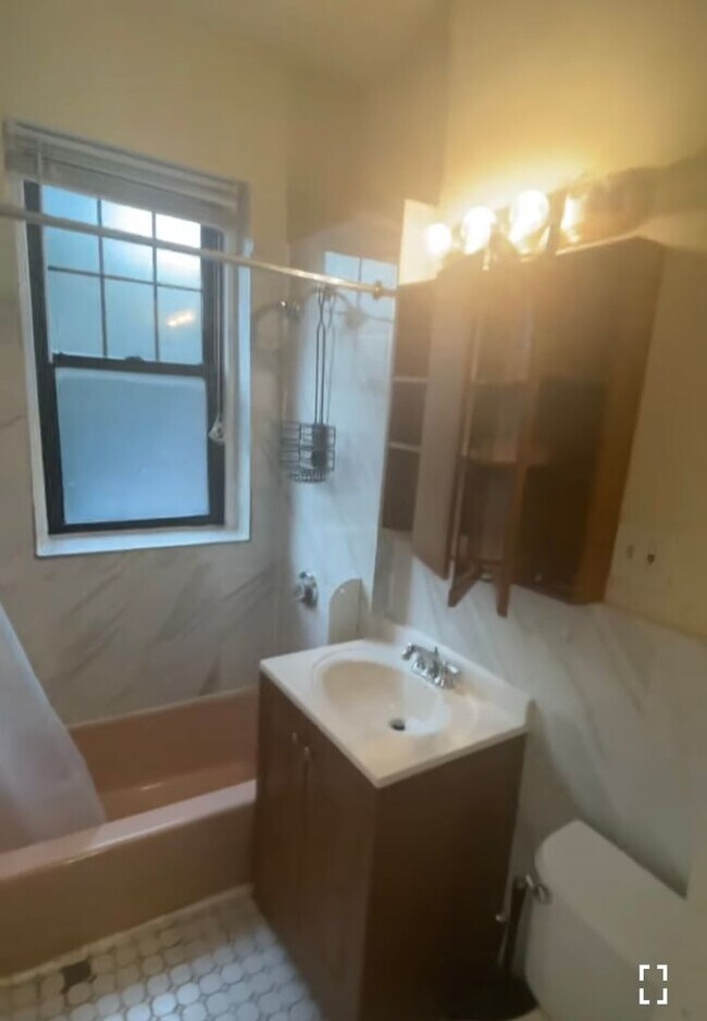 Building Photo - 3-bed w/ H+HW on GL-B