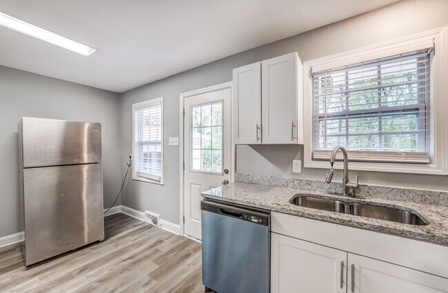 Building Photo - Charming 4-Bedroom, 3-Bath Single-Family H...