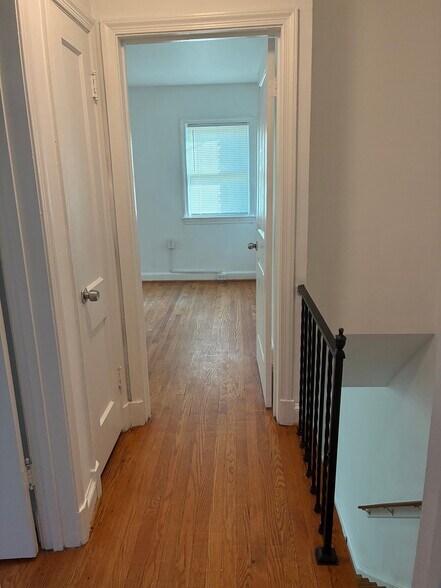 Building Photo - 425 Oakwood St SE