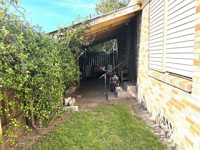 Building Photo - 4915 Houston Dr