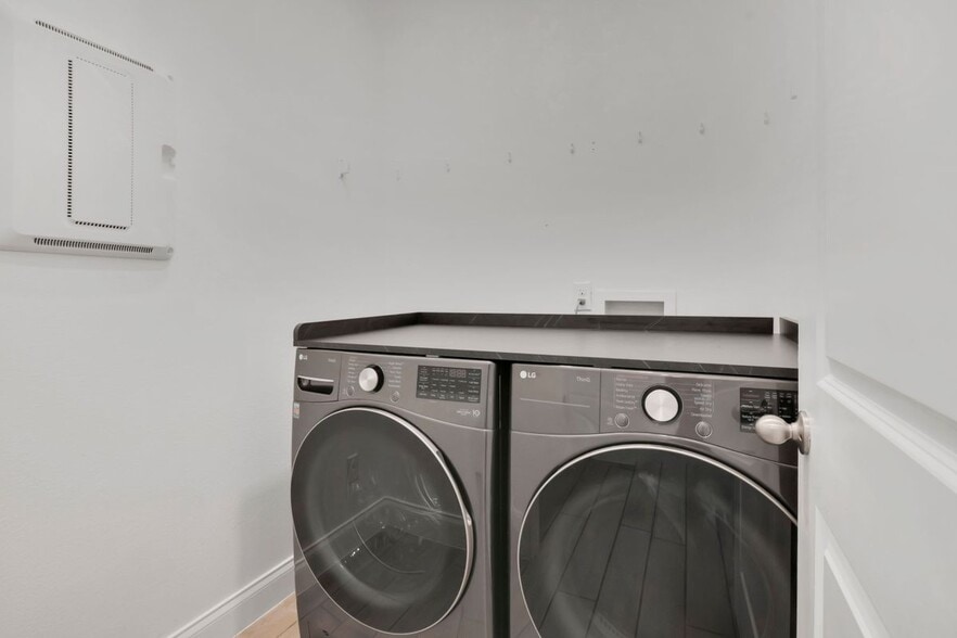 Building Photo - 8318 Vivaro Isle Way
