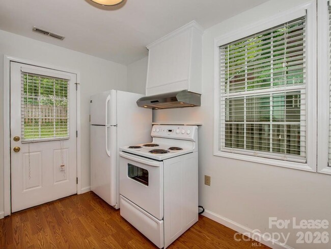 Building Photo - 5113 Valley Stream Rd