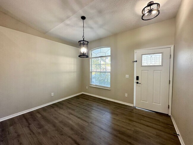 Building Photo - Adorable Home in Middleburg!