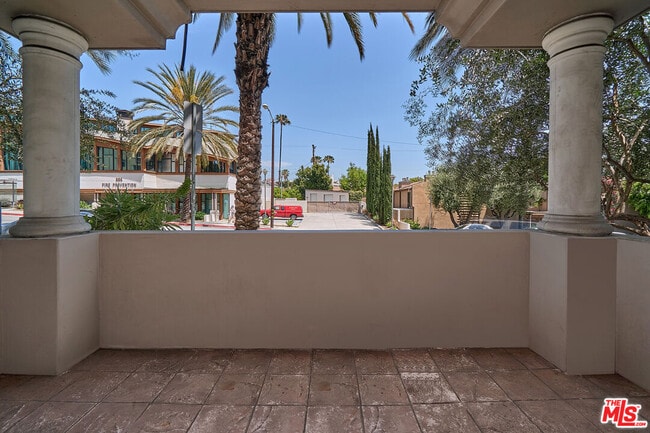 Building Photo - 851 N San Vicente Blvd
