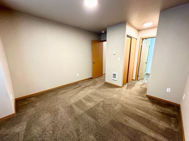Building Photo - Updated Townhouse in Ellenbsurg