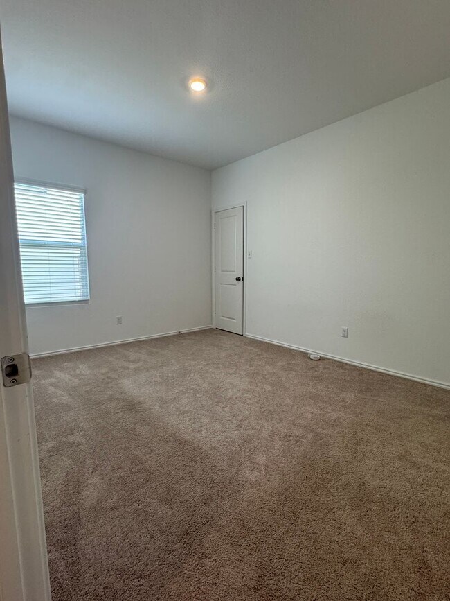 Building Photo - 3 Bed 2 Bath 2 Car Garage Home in Maxwell ...
