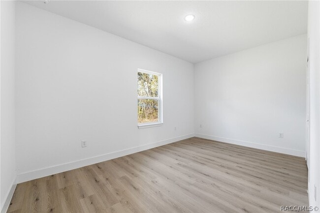 Building Photo - 2275 W Linden Dr