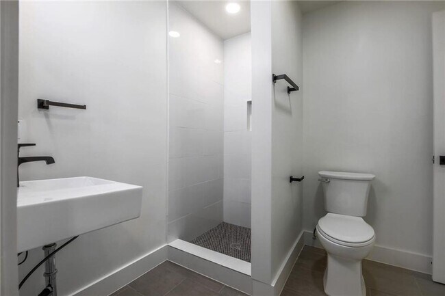 Building Photo - 511 E 50th St