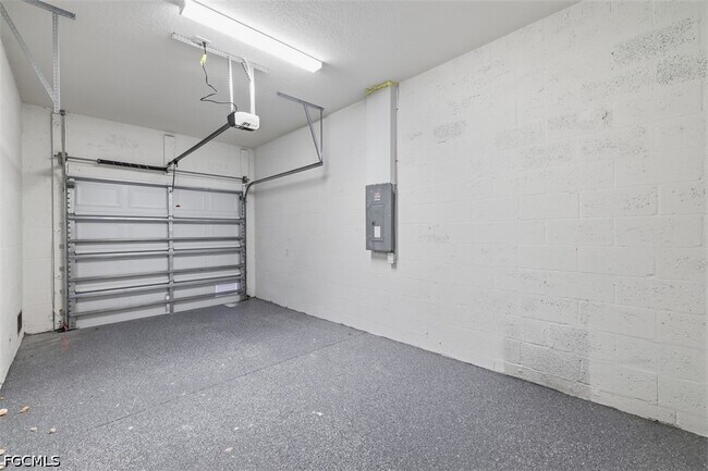 Building Photo - 10045 Amicola St