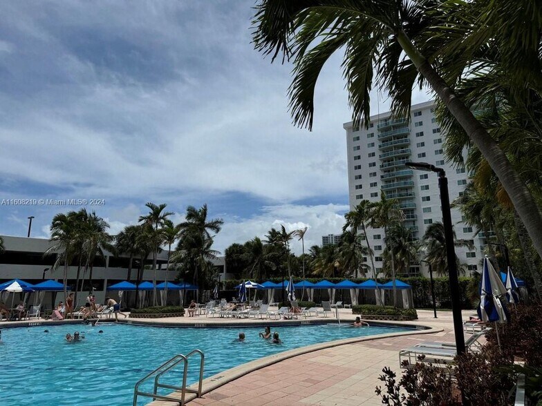 Primary Photo - 19370 Collins Ave