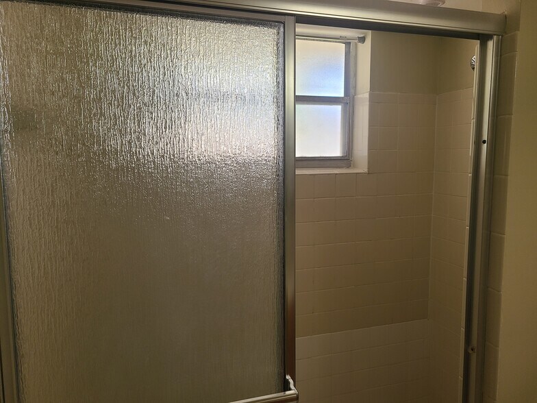 Building Photo - 9927 Three Lakes Cir