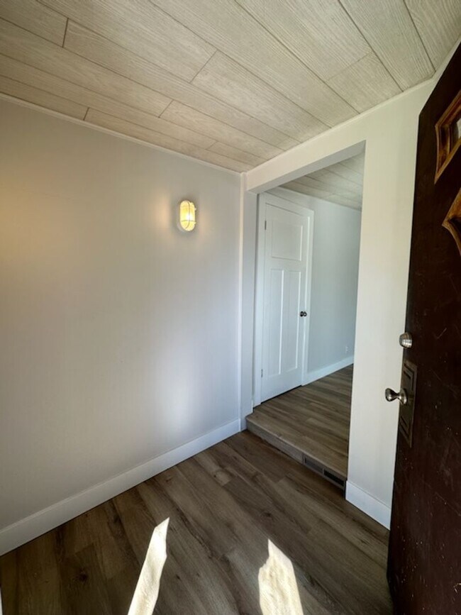 Building Photo - Beautiful 6 bedroom 2 bathroom home is a m...