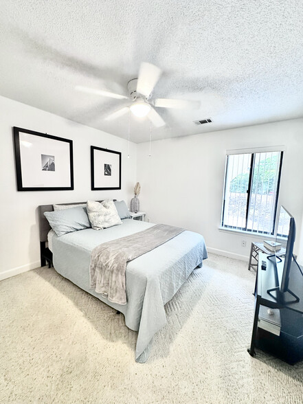 Bedroom with ceiling fan - 109 Westlake Ct