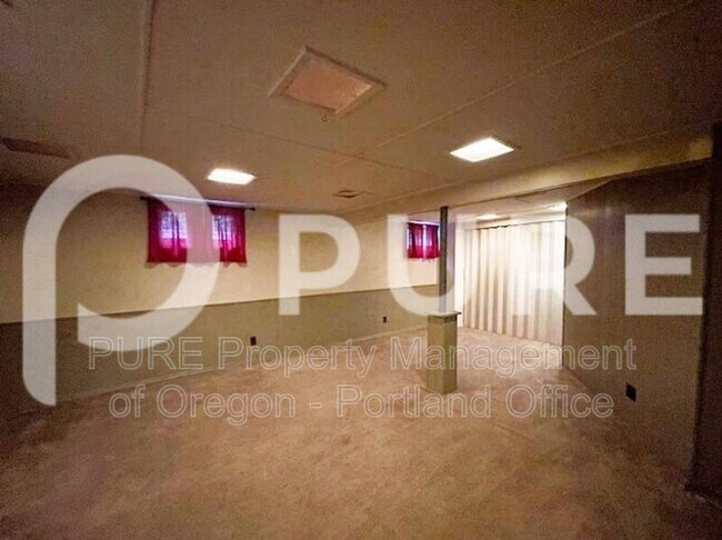 Building Photo - 6006 NE Davis St