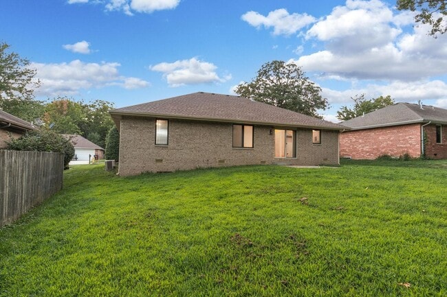 Building Photo - All brick home in Glendale schools!