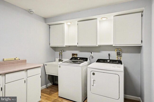 Building Photo - 5819 Stone Ridge Dr