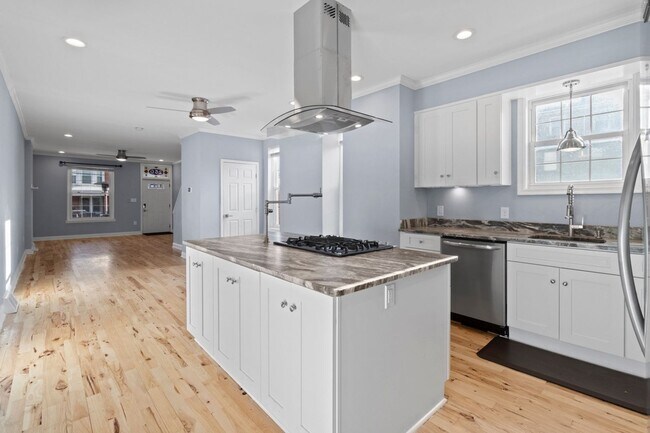 Building Photo - 3 bed 3bath