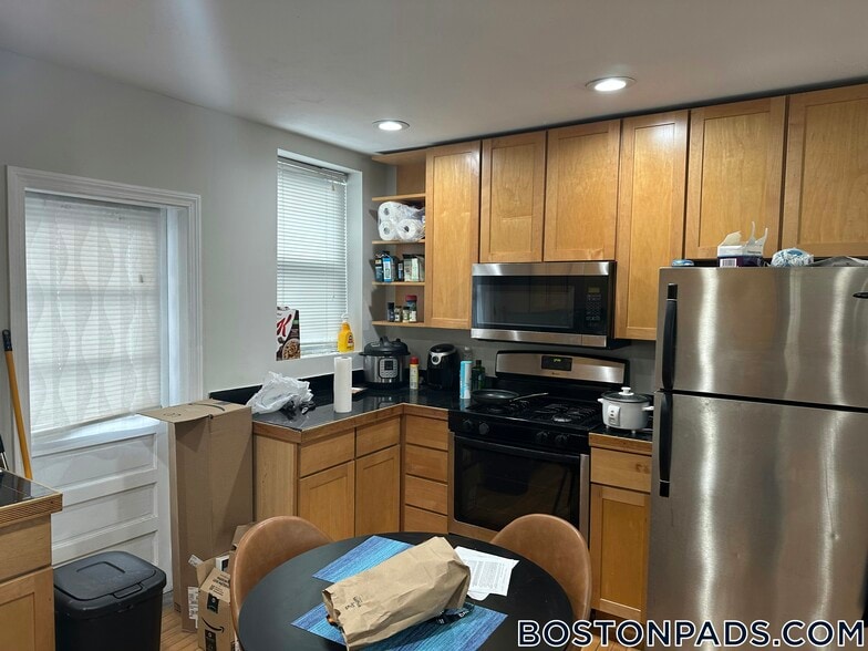 Building Photo - 220 Hanover St