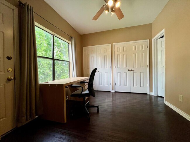 Building Photo - 1006 1/2 W 22nd St