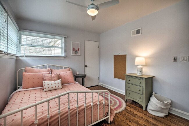 Building Photo - 696 Crescent Blvd