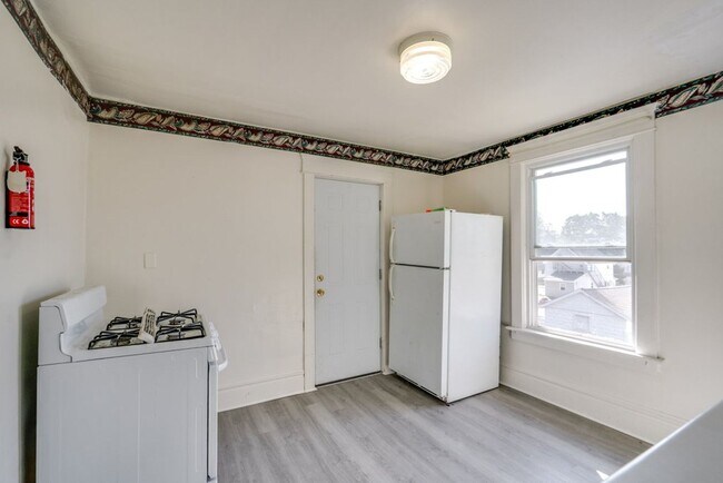 Building Photo - 485 Allyn St