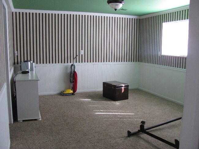 Building Photo - 1121 Ponderosa Dr