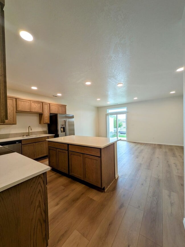 Building Photo - New Townhome for Rent in Southridge Area
