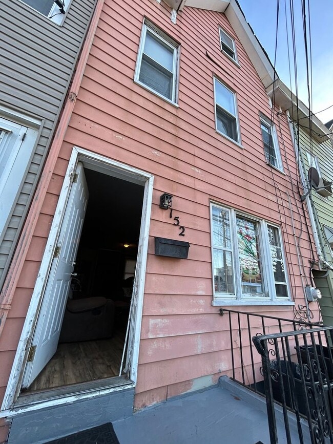 Building Photo - 152 Jersey St