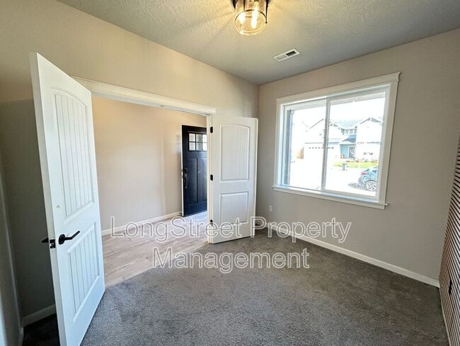 Building Photo - 7237 SE Berg Dr