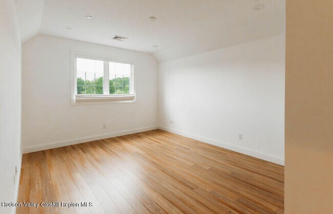 Building Photo - 43 Oakwood Ln