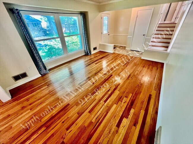 Building Photo - Lovely Home In Nall Hills-Available NOW!