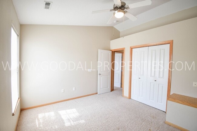Building Photo - 2 Bedroom, 2 1/2 Bath Townhome in Urbandale