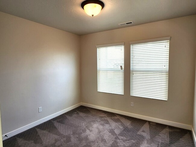 Building Photo - Great 3 Bd 2 Ba Townhome 2 Car Garage