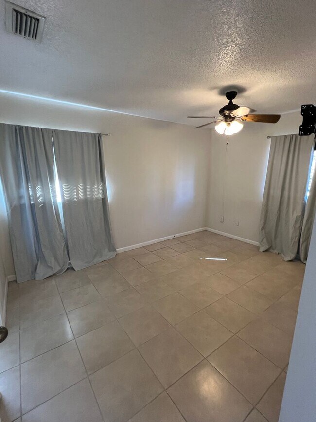 Building Photo - 3/2 carport in Port Charlotte