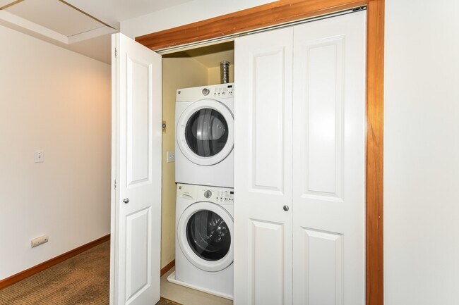 Building Photo - 3BR/3.5BA Craftsman Townhome w/ 2-Car Garage in Prime Seattle Location
