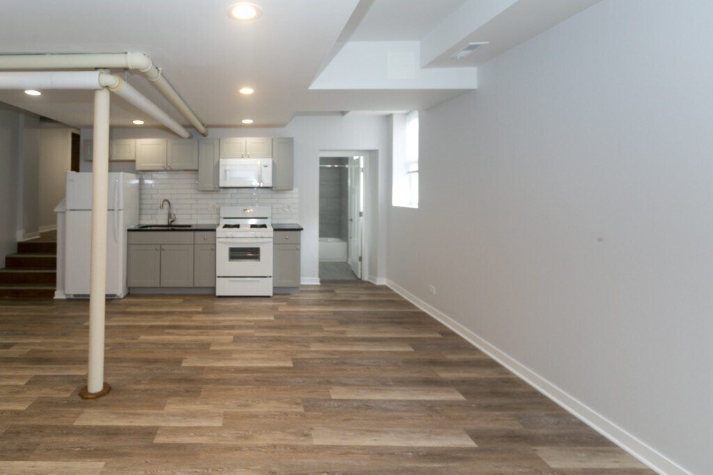 Building Photo - 4828 W Addison St