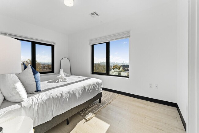 Building Photo - 600 Broadway-SI ID1240310P