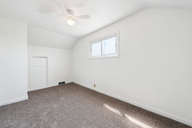 Building Photo - Beautiful 3 bedroom home in Jeannette available July 1!