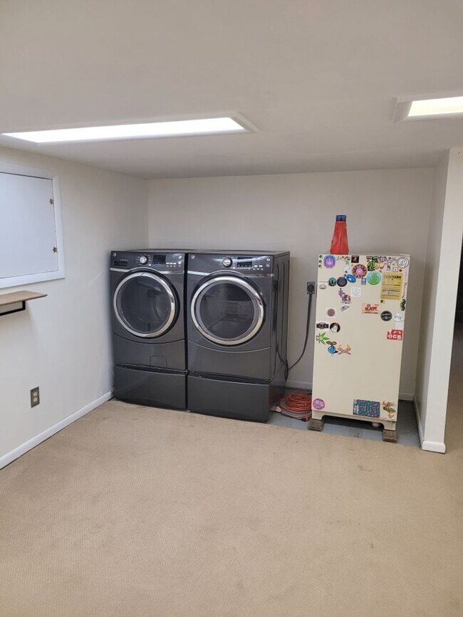 Building Photo - 2 bed 2 bath house