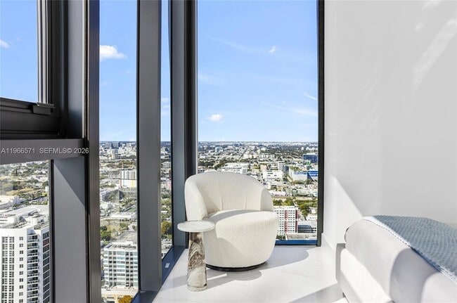 Building Photo - 700 NE 24th St