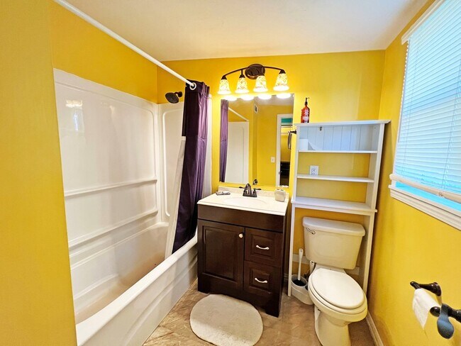 Building Photo - 1102 W Brown St