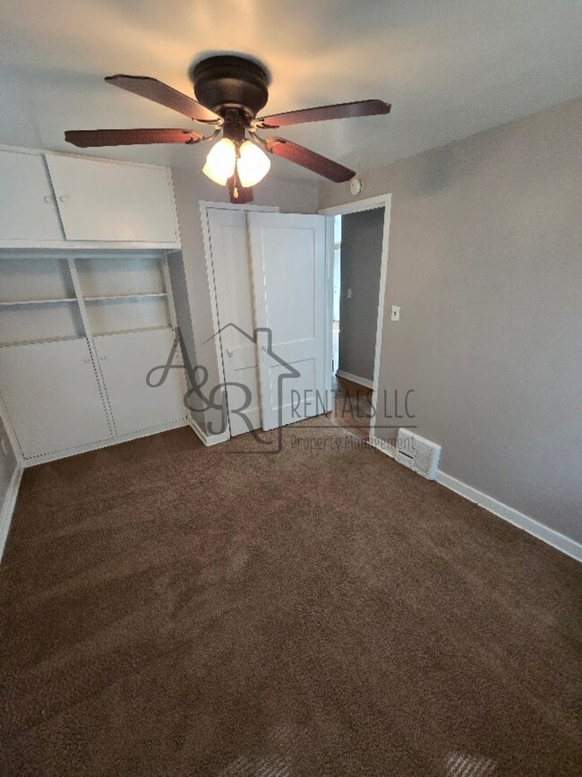 Building Photo - 405 Fieldcrest Dr