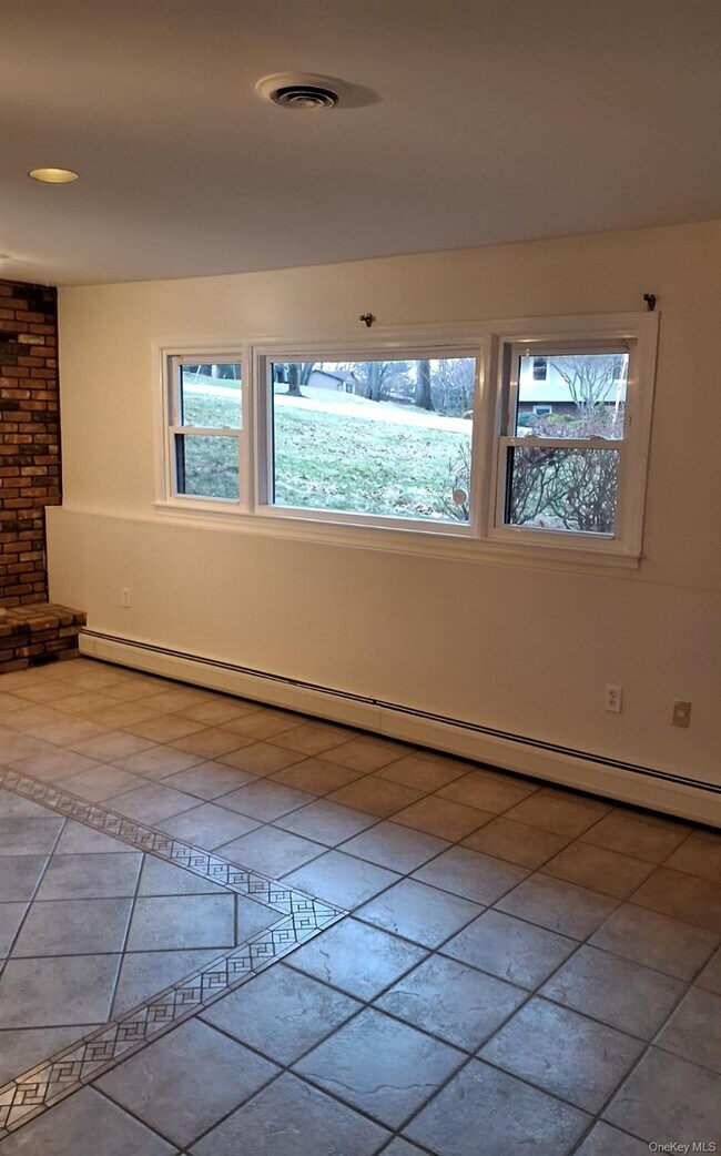 Building Photo - 5 Suzie Dr