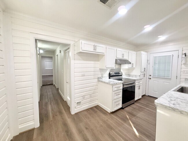 Building Photo - Stunning & Spacious 4/2 Home in Lake Jackson!