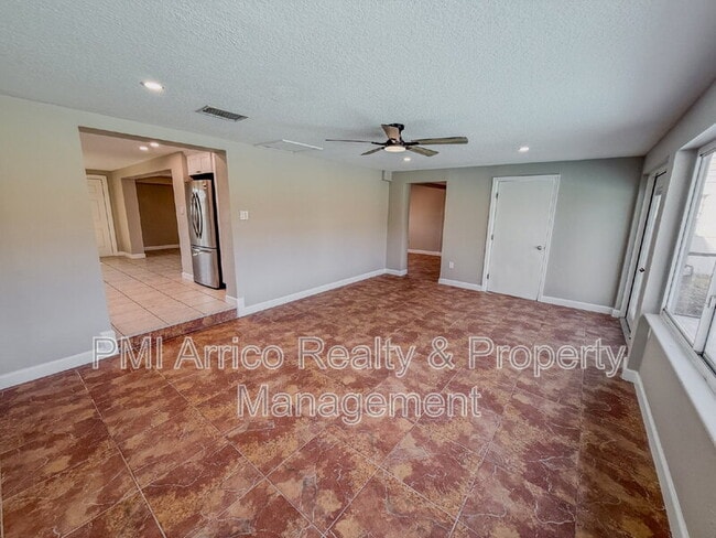 Building Photo - 818 Bayview Dr