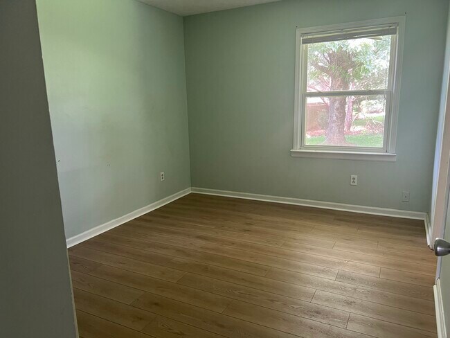 Building Photo - 203 Redbud Dr