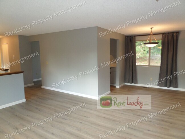 Building Photo - Wonderful & Updated 3-Bedroom Home w/Custom Chicken Coop in Redmond FOR RENT!!