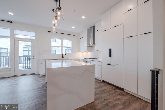 Building Photo - 11382 Emerald Park Rd