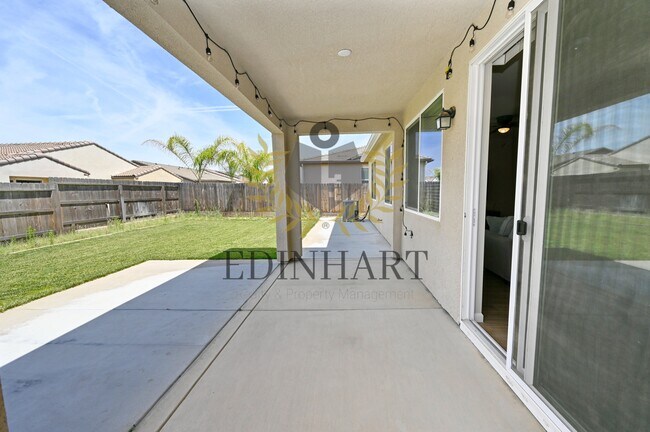 Building Photo - 502 Traverse Dr S